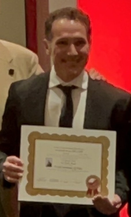 Dr. Leonardo Rosa com o certificado FIPP na cerimônia do World Institute of Pain, Cidade do México, 2026